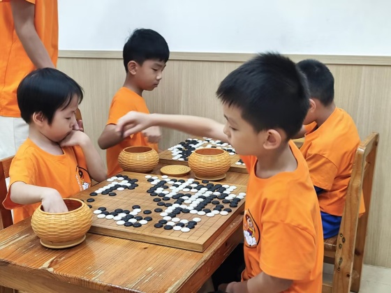 在棋盤上，執(zhí)掌風(fēng)云變化的小棋手_副本.jpg