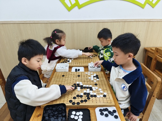 4、小棋手們兩兩對坐，眼神專注，正在認真的思考每一步落子呢_副本.jpg